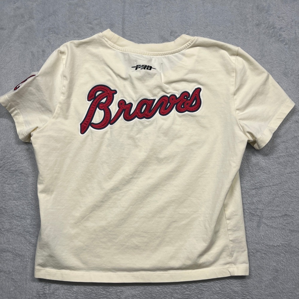 Pro Standard Atlanta Braves Kids Cream Embroidered Patch MLB Graphic Tee Size S
